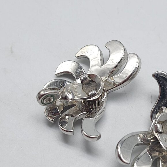 Vintage Monet Silver Tone Swirl Flower Floral Clip On Earrings - Picture 4 of 5